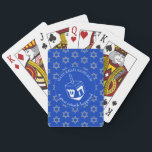 HANUKKAH SAMEACH Dreidel Casinokort<br><div class="desc">Snyggt HANUKKAH SAMEACH leker kort med faux silver Star av David i ett mönster i sidled och en stor vit dröm i mitten. Bakgrunden färg är Cobalt Blue. Texten lyder HANUKKAH SAMEACH längst upp och EN UNDERBAR MIRACLE HÄNDE I grund. Båda är ANPASSADEN om du vill ersätta med en namn...</div>
