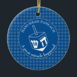 HANUKKAH SAMEACH | Dreidel | Chanukah Julgransprydnad Keramik<br><div class="desc">Snyggt HANUKKAH SAMEACH Ornament med faux silver Star av David i ett mönster i sidled och en stor vit dröm i mitten. Bakgrunden färg är Tekhelet Blue. Texten lyder HANUKKAH SAMEACH längst upp och EN UNDERBAR MIRACLE HÄNDE I grund. Båda är ANPASSADEN om du vill ersätta med en namn eller...</div>