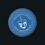 HANUKKAH SAMEACH | Dreidel | Chanukah Magnet<br><div class="desc">Snyggt HANUKKAH SAMEACH kylmagnet med faux silver Star av David i mönster och en stor vit dröm i mitten. Bakgrunden färg är Tekhelet Blue. Texten lyder HANUKKAH SAMEACH längst upp och EN UNDERBAR MIRACLE HÄNDE I grund. Båda är ANPASSADEN om du vill ersätta med en namn eller annan text. En...</div>