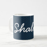 Hanukkah Shalom Start av David Blue White Mugg<br><div class="desc">Säg "Shalom" varje dag med den vackra stjärnan av David mugg som har ord "Shalom" i ett modernt typsnitt. Text är anpassade. Underbart som gåva till Hanukkah och andra helgdagar.</div>