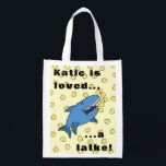 Hanukkah Shark Reanvändbar Matkasse Återanvändbar Påse<br><div class="desc">Hanukkah Latke Shark Reusable Matkasse All design inslag kan redigeras och/eller överföras till andra Zazzle-produkter. Text kan redigeras. Använda ditt favoritteckensnitt stil, färg och storlekt. Lycklig Chanukah! Stil: Återanvändbar väska grönt och rädda planeten med vår återanvändbara matkasse! Den här väskan är gjord med en lätt polyesterväv och passar lätt in...</div>