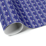 Hanukkah silvermenora på marinblått presentpapper<br><div class="desc">Inpackning som är papper med silvermenora med blåttstearinljus,  och det gula stearinljuset flammar mönster på en marinblå bakgrund. Anpassade. Perfekt för den judiska helgdag av Hanukkah (Chanukah).</div>