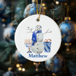 Hanukkah Snögubbe Blue Personlig namn Menorah Julgransprydnad Keramik<br><div class="desc">Den här designen skapades genom digital grafik. Det kan vara personlig i det område som tillhandahålls eller anpassas genom att ändra fotot eller lägga till ditt eget ord. Kontakta mig på colorflowcreations@gmail.com om du vill ha denna design på en annan produkt. Köp min ursprungliga abstrakt-akrylmålning för försäljning på www.etsy.com/shop/colorflowart. Se...</div>