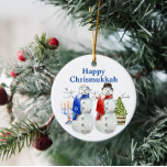 Hanukkah Snögubbe jul-Chrismukkah Julgransprydnad Keramik<br><div class="desc">Den här designen skapades genom digital grafik. Det kan vara personlig i det område som tillhandahålls eller anpassas genom att ändra fotot eller lägga till ditt eget ord. Kontakta mig på colorflowcreations@gmail.com om du vill ha denna design på en annan produkt. Köp min ursprungliga abstrakt-akrylmålning för försäljning på www.etsy.com/shop/colorflowart. Se...</div>