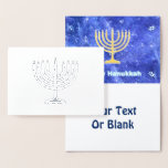 Hanukkah Snowstorm Menorah Folierat Kort<br><div class="desc">En glödande guld Hanukkah-menorah och "Lycklig Hanukkah" i blått och vitt text som läggs ovanpå ett blått och vitt skenbart mönster som påminner om snöflingor i en storm. Chag Sameach!</div>