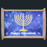 Hanukkah Snowstorm Menorah Frukostbricka<br><div class="desc">En glödande guld Hanukkah-menorah och "Lycklig Hanukkah" i blått och vitt text som läggs ovanpå ett blått och vitt skenbart mönster som påminner om snöflingor i en storm. Chag Sameach!</div>