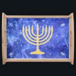 Hanukkah Snowstorm Menorah Frukostbricka<br><div class="desc">En glödande menorah i guld Hanukkah som sitter ovanpå en blå och vit fraktalbild som påminner om snöflingor i en storm. Chag Sameach!</div>