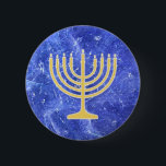 Hanukkah Snowstorm Menorah Knapp<br><div class="desc">En glödande menorah i guld Hanukkah som sitter ovanpå en blå och vit fraktalbild som påminner om snöflingor i en storm. Den här bilden finns också på inbjudningar till Chanukkah-partiet och många andra objekt.</div>