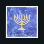 Hanukkah Snowstorm Menorah Pappersservett<br><div class="desc">En glödande menorah i guld Hanukkah som sitter ovanpå en blå och vit fraktalbild som påminner om snöflingor i en storm. Den här bilden finns också på inbjudningar till Chanukkah-partiet och många andra objekt.</div>