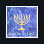 Hanukkah Snowstorm Menorah Pappersservett<br><div class="desc">En glödande menorah i guld Hanukkah som sitter ovanpå en blå och vit fraktalbild som påminner om snöflingor i en storm. Den här bilden finns också på inbjudningar till Chanukkah-partiet och många andra objekt.</div>