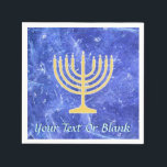 Hanukkah Snowstorm Menorah Pappersservett<br><div class="desc">En glödande menorah i guld Hanukkah som sitter ovanpå en blå och vit fraktalbild som påminner om snöflingor i en storm. Den här bilden finns också på inbjudningar till Chanukkah-partiet och många andra objekt.</div>