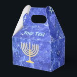 Hanukkah Snowstorm Menorah Presentaskar<br><div class="desc">En glödande menorah i guld Hanukkah som sitter ovanpå en blå och vit fraktalbild som påminner om snöflingor i en storm. Hebreiska texten "Chag Chanukkah Sameach" (Lycklig Hanukkah)" står i blått och vitt på motsatt sida. Lägg till din egen text längst fram. Chag Sameach!</div>