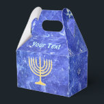 Hanukkah Snowstorm Menorah Presentaskar<br><div class="desc">En glödande menorah i guld Hanukkah som sitter ovanpå en blå och vit fraktalbild som påminner om snöflingor i en storm. Hebreiska texten "Chag Chanukkah Sameach" (Lycklig Hanukkah)" står i blått och vitt på motsatt sida. Lägg till din egen text längst fram. Chag Sameach!</div>