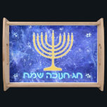 Hanukkah Snowstorm Menorah Serveringsbricka<br><div class="desc">En glödande menorah guld Hanukkah och "Chag Chanukkah Sameach" (Lycklig Hanukkah) i glödande blå och vit text som läggs ovanpå en blå och vit fraktalbild som påminner om snöflingor i en storm.</div>