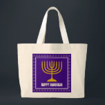 HANUKKAH Star David Menorah Personlig Lila Jumbo Tygkasse<br><div class="desc">Snyggt till väskan med guld färgad menorah och silver färgad Star av David på royalets LILA-bakgrund. Hälsning LYCKLIG HANUKKAH är anpassadet så att du kan lägga till ditt namn eller ändra hälsning. Andra matchande artiklar finns i HANUKKAH Collection by Berean Design,  så du kan skapa några underbara Hanukkah-presentpaket.</div>