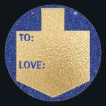 Hanukkah Stickers (1 1/2"/3")"Personalize Dreidel" Runt Klistermärke<br><div class="desc">Hanukkah/Helgdag-klistermärken, "Personalize Golden Dreidel" Välj mellan 1 1/2- och 3-tums klistermärken. Anpassa genom att ta bort och ersätta "Till: Kärlek" med ditt eget meddelande. Välj ditt favoritteckensnitt storlekt, stil och färg. Tack för att du stannade och shoppade förbi! Ditt företag är mycket uppskattat! Lycklig Hanukkah! Form: Klassisk rund etikett Gör...</div>