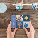 Hanukkah Symbols Quilt Photo Card Julkort<br><div class="desc">En Menorah,  stjärnan av David och Dreidel med en quilt apparat ser ut att önska vänner och familj åtta magiska dagar på det här charmerande fotokortet. Den omvända sidan har ett blått vinklat utseende. Anpassa med familjens foto och Namn för ett riktigt personligt Hanukkah hälsning!</div>