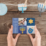 Hanukkah Symbols Quilt Photo Postcard Helg Vykort<br><div class="desc">En Menorah,  David och Dreidel med en quilt-apparat ser ut att önska vänner och familj Åtta magiska dagar på detta charmerande fotovykort. Vänd sida har ställe för ditt eget handskrivna hälsning om det behövs. Anpassa med familjens foto och Namn för ett helt personligt Hanukkah hälsning!</div>
