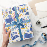 Hanukkah Torah Dreidel Star of David Menorah Gift Presentpapper<br><div class="desc">Få redo att tända din Hanukkah firande med vår Menorah,  Dreidel,  David-stjärnan,  Torah Lycklig Hanukkah som omsluter papper!,  detta omslagna papper tillför en speciell beröring till dina Hanukkah-gåvor. Slå in kärlek och varmt önskemål med detta exquisite papper. Lycklig Hanukkah!</div>