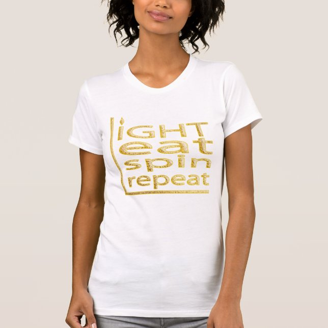 Hanukkah TShirt "LIGHT EAT SPIN REPEAT" Guld T Shirt (Framsida)