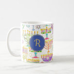 Hanukkah White Guld Menorah Star of David Monogram Kaffemugg<br><div class="desc">Den här anpassningsbarna har helgdag kaffe mugg en chic mönster av guld, grönt och lila menorah och guld Star av David på vit bakgrund. På vardera sidan finns en blå cirkel som är skuren i guld för att ditt monogram ska kunna anpassas. Drick i stil! Designad av världsberömd konstnär ©Tim...</div>