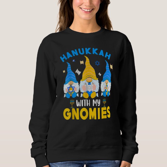 Hanukkah With My Gnomies Three Gnomes With Hanukka T Shirt (Framsida)