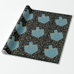 Hanukkah Wrapping Papprare "Elegant Dreidels" Presentpapper<br><div class="desc">Hanukkah "Elegant Dreidels" Hoppas att du gillar vår nya "Elegant Dreidels"-gåva med blått och guld för att söt upp dina gåvor:) Välj mellan fyra stilar och fem storlekar för att slå papprare. Du kan ändra bakgrundsfärgen färg genom att välja ett annat färg från färg-färgrutor. Njut av och tack för att...</div>