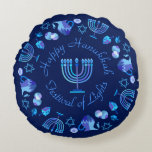 Hanukkiah Lycklig Hanukkah Jewish Helgdag Menorah Rund Kudde<br><div class="desc">Hanukkiah Symbol. Lycklig Hanukkah Party judisk Helgdag Blue Menorah. Judiska Helgdag Chanukkah-Dekorationen med traditionell dekorationssymbol för Chanuka - Navy Blue färg hanukkiah menorah, ljusskygghet med ljus, stjärnan av David och nyblå ljus illustration. Hanukkah Festival of ljus Event Dekoration. Jerusalem, Israel. Hem > Hemma > Pillows & Poufs > Dekorativ kudde...</div>