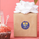 Hanukkiah Lycklig Hanukkah Jewish Helgdag Menorah Runt Klistermärke<br><div class="desc">Hanukkiah Symbol. Lycklig Hanukkah Party judisk Helgdag Blue Menorah. Judiska Helgdag Chanukkah-Dekorationen med traditionell dekorationssymbol för Chanuka - Navy Blue färg hanukkiah menorah, ljusskygghet med ljus, stjärnan av David och nyblå ljus illustration. Hanukkah Festival of ljus Event Dekoration. Jerusalem, Israel. Crafts & Party Supplies > Gift Wrapping Supplies > Stickers...</div>