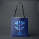 Hanukkiah Lycklig Hanukkah Jewish Helgdag Menorah Tygkasse<br><div class="desc">Hanukkiah Symbol. Lycklig Hanukkah Party judisk Helgdag Blue Menorah. Judiska Helgdag Chanukkah-Dekorationen med traditionell dekorationssymbol för Chanuka - Navy Blue färg hanukkiah menorah, ljusskygghet med ljus, stjärnan av David och nyblå ljus illustration. Hanukkah Festival of ljus Event Dekoration. Jerusalem, Israel. Tillbehör > Baggar och plånböcker > Totes & Shopping bag...</div>