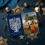 Hanukkiah Menorah Lycklig Hanukkah Photo Navy<br><div class="desc">Illustrated menorah (hanukkiah) och "Lycklig Hanukkah" i riktig folie. Lägg till ett meddelande eller flera foton på baksidan. Välj bland folie från guld,  silver eller ro guld</div>