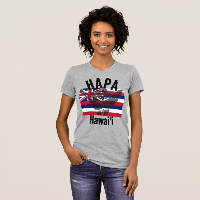 HAPA HAWAII HI Flagga TRIBAL SHAKA BG T Shirt (Hel framsida)