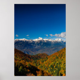 Häpnadsväckande höstsceneri med utsikt över berg T Poster