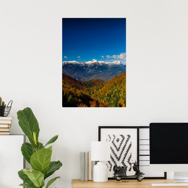 Häpnadsväckande höstsceneri med utsikt över berg T Poster (Hemmakontoret)