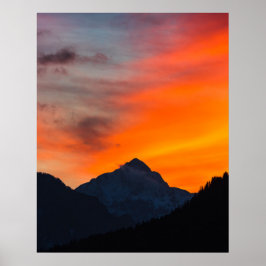 Häpnadsväckande livfull solnedgång bakom berg poster