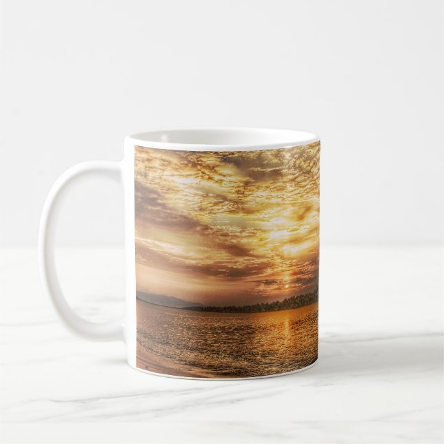 Häpnadsväckande soluppgång vid strand kaffemugg (Vänster)