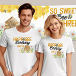 Happ-Bee Birthday Bee Pun Bumblebee och Beehive T Shirt<br><div class="desc">T-shirts med personlig bin pun. Det står "happ-bee-födelsedagen [namn]" och det står skrivet med humlor, bikupor och vilda blommor. Perfekt för föräldrar till bära vid deras lilla födelsedagsfest om bitemat! Om du vill koordinera inbjudningar och party-dekorering kan du bläddra i min So Sweet to Bee Three Bee Birthday-samling eller meddela...</div>