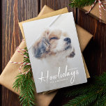 Happiest Howlidays | Minimal fotojul i Hund Helgkort<br><div class="desc">Ett enkelt foto med snyggt anpassningsbar Happiest Howlidays Julhälsningar kort med modernt, handskrivet manustypografi i vitt och en enkel övertoning över ett foto med ett naturligt taupe grått färg på insidan. Bilden av ditt älskade husdjur och text kan lätt vara personlig för en så unik utformning som ditt speciella barn!...</div>