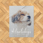 Happiest Howlidays | Minimal fotojul i Hund Pussel<br><div class="desc">Enkelt, snyggt anpassningsbar foto Happiest Howlidays pussel med modern minimalistisk handskriven manustypografi i vitt och en enkel övertoning över ett fullt foto. Bilden av ditt älskade husdjur och text kan lätt vara personlig för en så unik utformning som ditt speciella barn! Bilden som visas är endast avsedd som illustration för...</div>