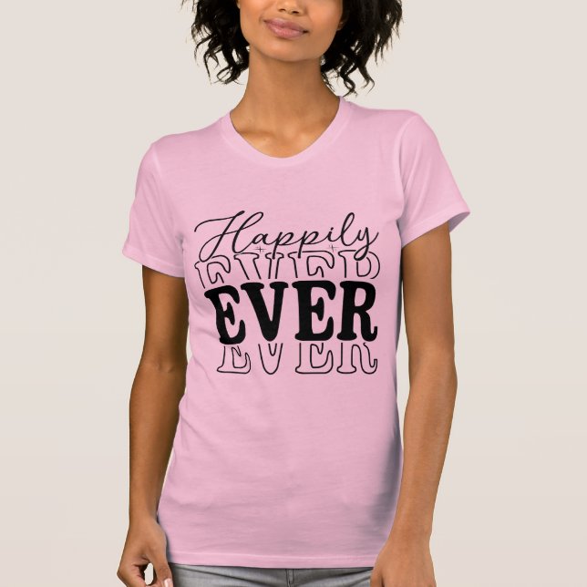 Happily Ever – Minimal Romantic Typography T Shirt (Framsida)