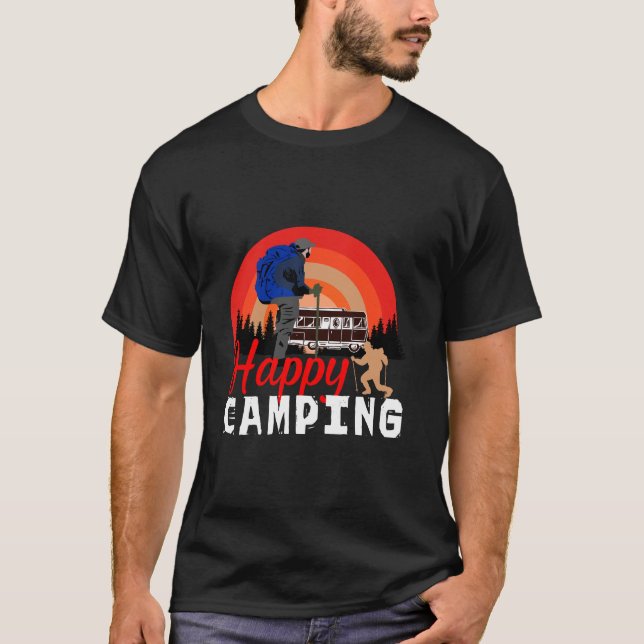 Happy Camping Retro Sunset Hiking Adventure T Shirt (Framsida)