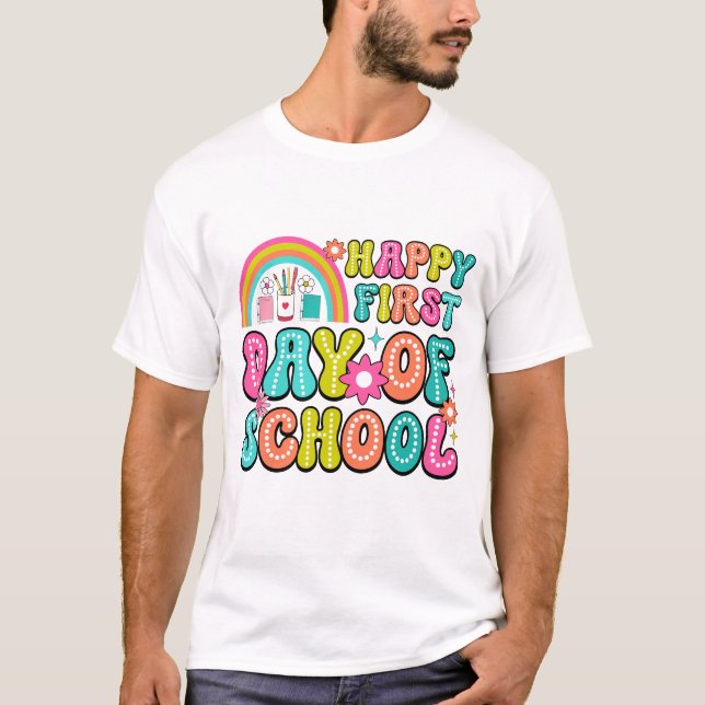Happy First Day of School – Perfect Back to School T Shirt (Framsida)