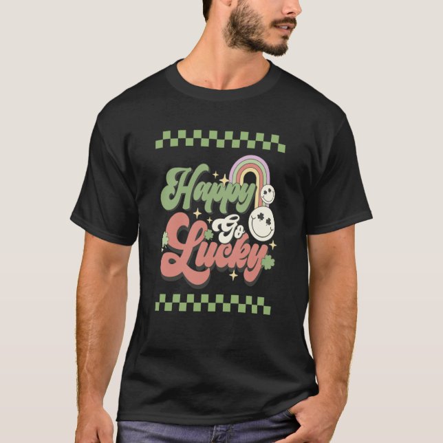 Happy Go Lucky St Patrick's Day Groovy Retro T Shirt (Framsida)