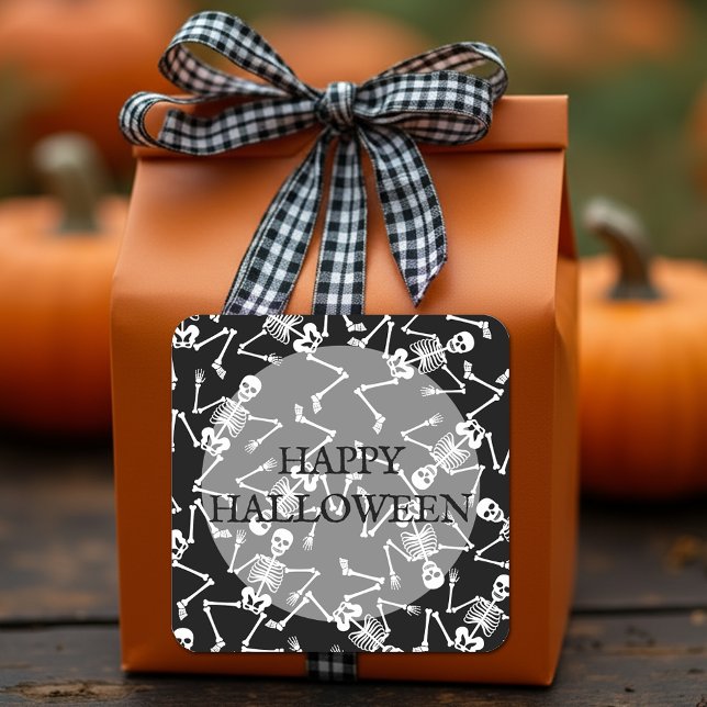 Happy halloween Dancing Skeletons Fyrkantigt Klistermärke (Happy Halloween wording and dancing skeletons on black square labels)