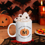 Happy halloween Orange Pumpkin Anpassningsbar Init Kaffemugg<br><div class="desc">Den här skrämmande söta personligen fall kaffe mugg har en orange pumpa med en inledande vit anpassningsbar monogram och en modern svart "Happy halloween"-formulering med anpassningsbar namn text som kan vara personlig.</div>