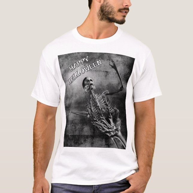 Happy Halloween. Skeleton held by larger skeleton T Shirt (Framsida)