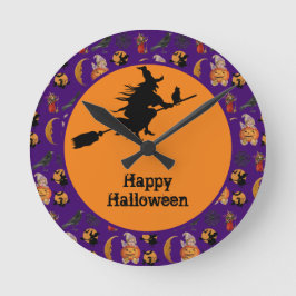 Happy halloween Witch på en rumsdekan Rund Klocka