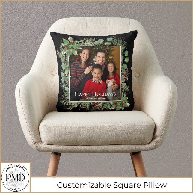 Happy Holidays Photo Wreath Greenery  Kudde (Happy Holidays Photo Wreath Botanical Greenery Throw Pillow with Name, Year, Photo.)