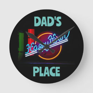 HAPPY HOUR CUSTOM DAD SIGN  RUND KLOCKA