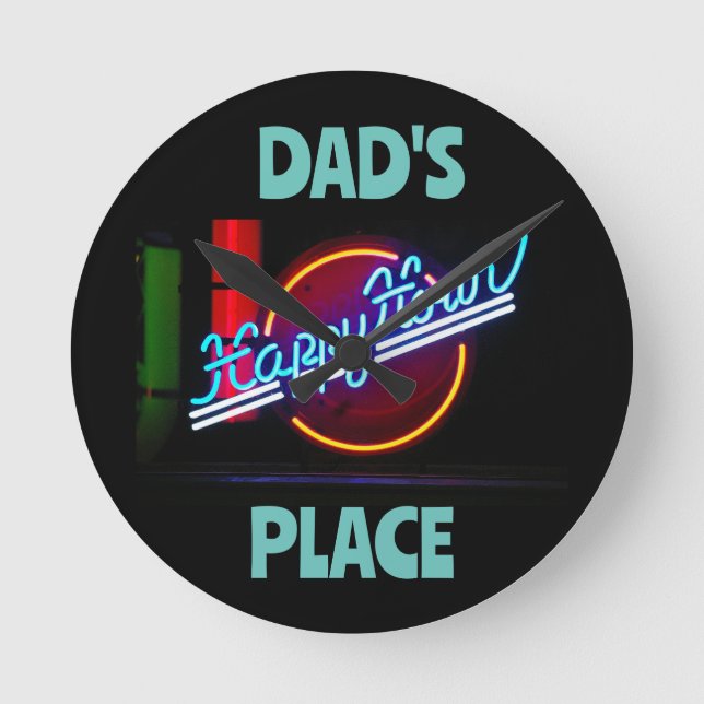 HAPPY HOUR CUSTOM DAD SIGN  RUND KLOCKA (Framsida)